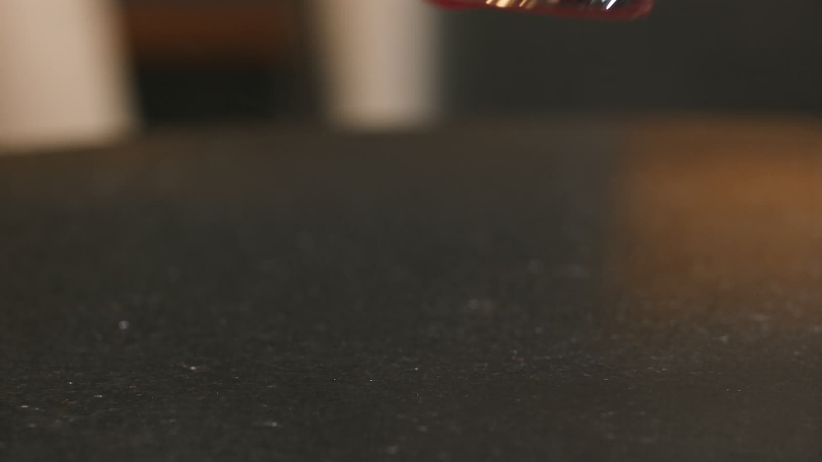 Gast hält ein Smartphone über einen QR-Code-Aufsteller auf einem gedeckten Restauranttisch